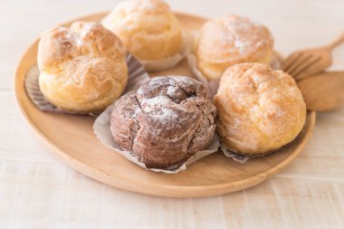 kremalı pasta plaka üzerinde