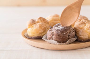 kremalı pasta plaka üzerinde