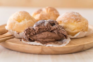 kremalı pasta plaka üzerinde