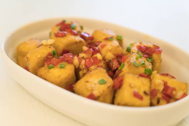 Kızarmış tofu biber tuz