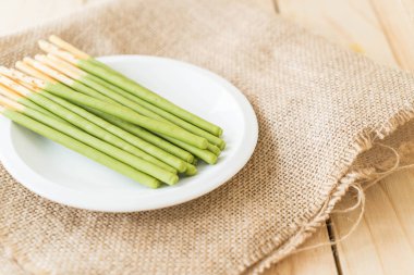 yeşil çay aromalı bisküvi sopayla