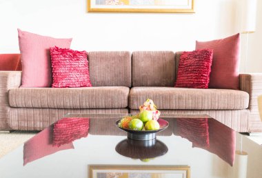 Oturma odasında kanepe dekorasyon güzel yastık 