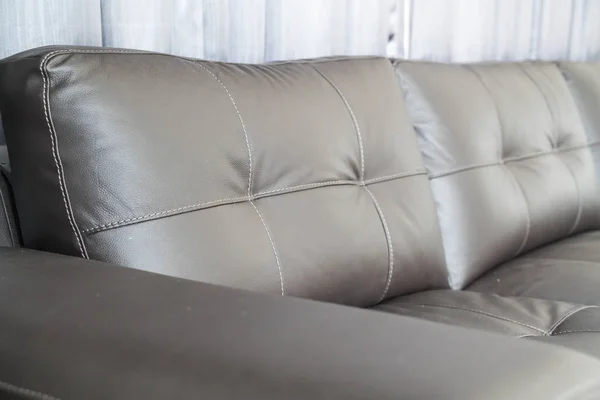 Sofá moderno en sala de estar —  Fotos de Stock