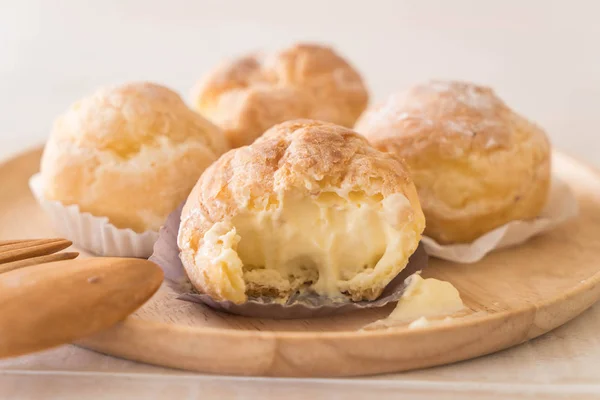 Cream puff on plate — Stock Photo, Image