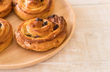 tarçınlı üzümlü rulo