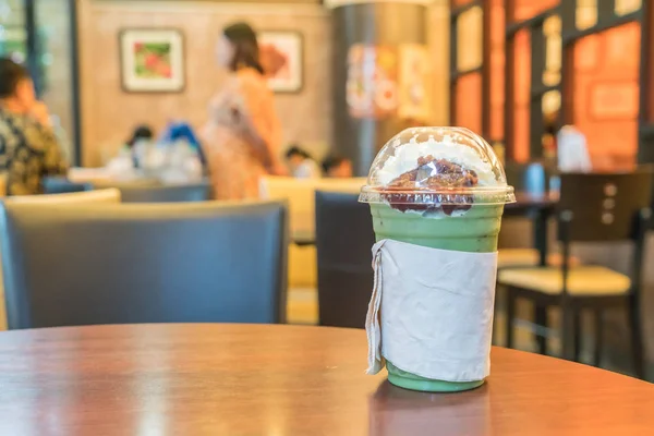 Buzlu yeşil çay ile çırpılmış krema ve kırmızı fasulye — Stok fotoğraf