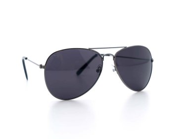 Beyaz arkaplanda güneş gözlüğü