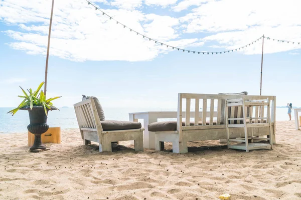 Sillas blancas y mesa en la playa — Foto de Stock