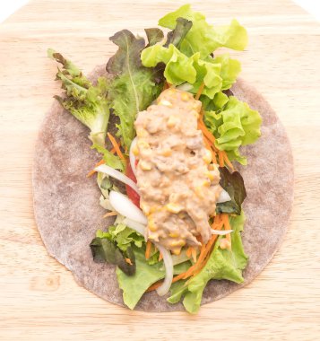 ton balıklı Mısır salata ile salata rulo sarma