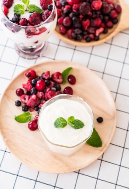 karışık meyveli Yoğurtlu