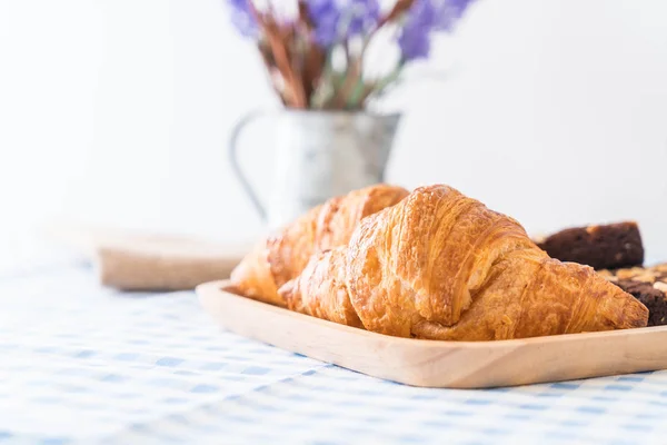 Croissant und Brownies — Stockfoto