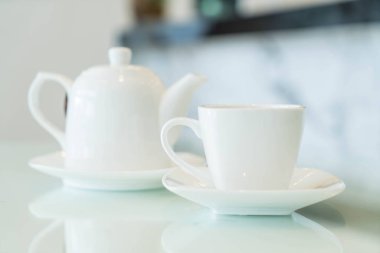 Çay fincanı masanın üstünde.