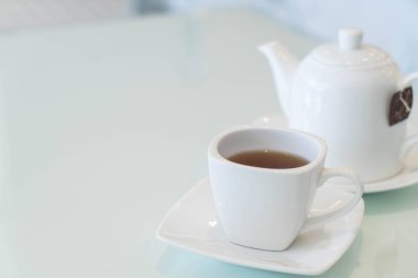 Çay fincanı masanın üstünde.