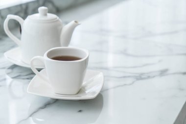 Çay fincanı masanın üstünde.