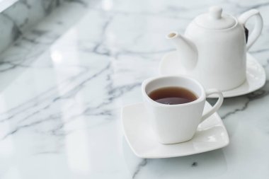 Çay fincanı masanın üstünde.