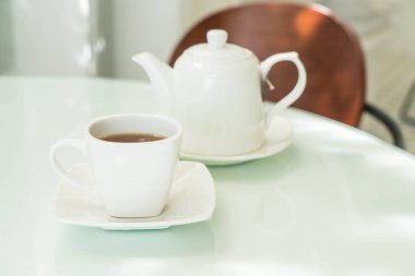 Çay fincanı masanın üstünde.