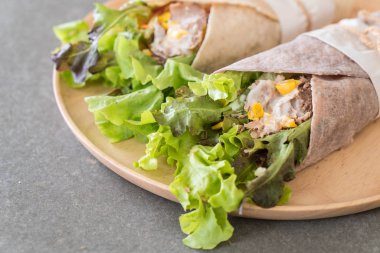 ton balıklı Mısır salata ile salata rulo sarma