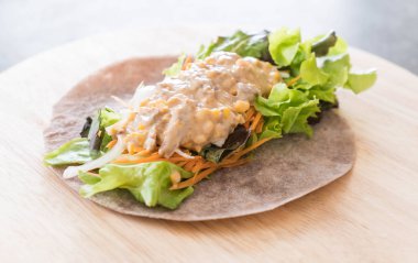 ton balıklı Mısır salata ile salata rulo sarma