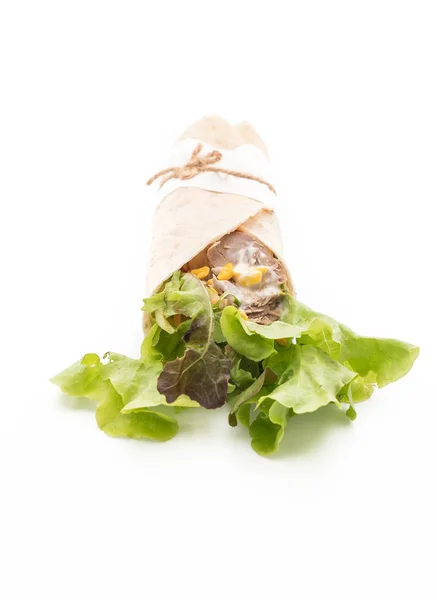 참치 옥수수 샐러드와 샐러드 롤 포장 — 스톡 사진