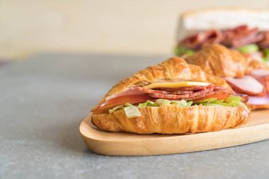 croissant sandwich ham