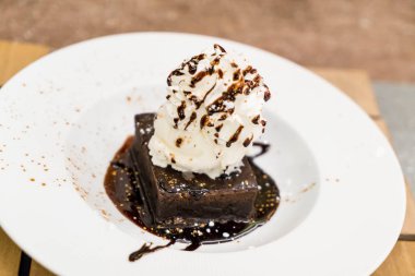 Brownie Sundae vanilyalı dondurma bir kepçe ile