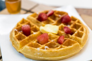 Bal ve çilek ile tereyağı gözleme