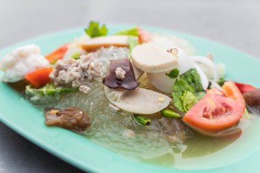  Baharatlı deniz ürünleri şehriye salatası