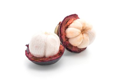 Beyaz üzerine taze mangosteen