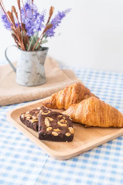 Croissant und Brownies — Stockfoto