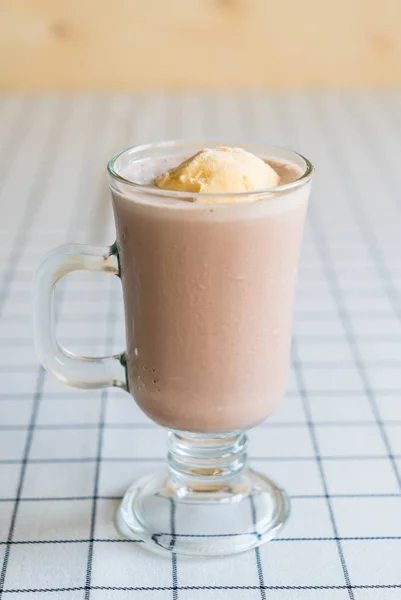 Csokoládé ízesítés vanília fagylalttal — Stock Fotó