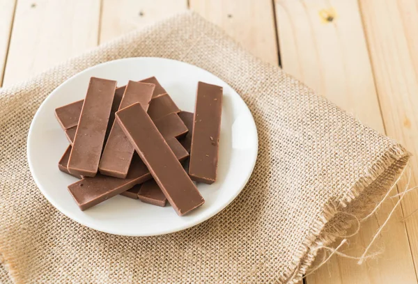Barras de chocolate sobre fondo de madera — Foto de Stock
