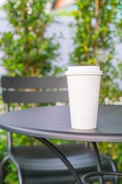 Kahve dükkanında kahve fincanı.