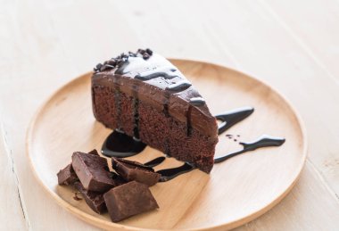 Ahşap üzerine çikolatalı kek