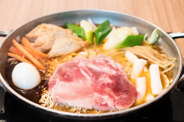 Tokpokki - hagyományos koreai étel, forró edény stílus. — Stock Fotó