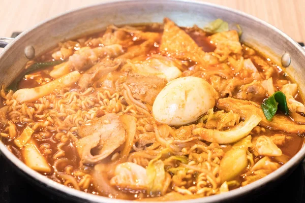 Tokpokki - comida tradicional coreana, estilo olla caliente . — Foto de Stock