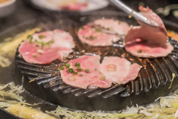 Varkensvlees gesneden grillen op pan — Stockfoto