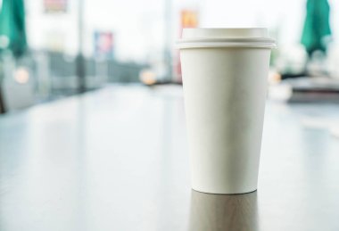 Kahve dükkanında kahve fincanı.