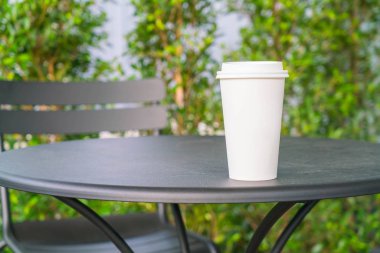 Kahve dükkanında kahve fincanı.