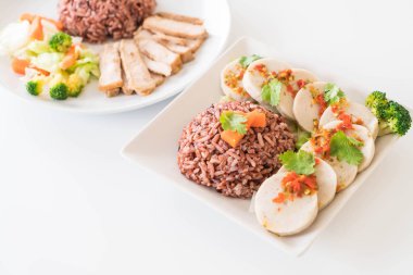 domuz sosisi ve berry pilav ile baharatlı sos korunmuş