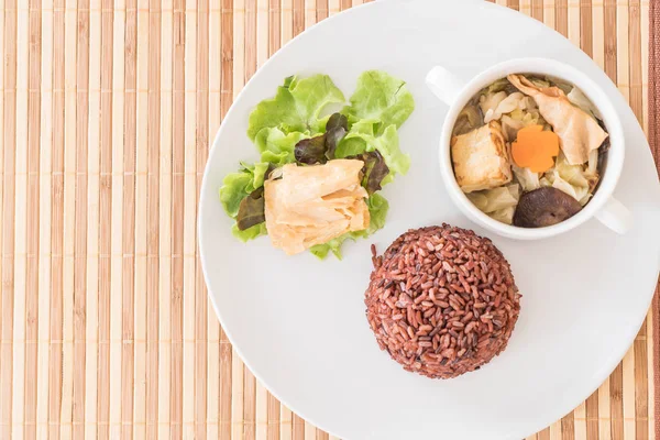 Soupe au chou farcie avec riz aux baies et tofu — Photo