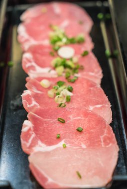 taze dilimlenmiş domuz 