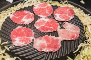 tava ızgara dilimlenmiş domuz eti