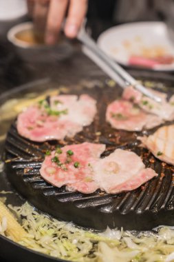 tava ızgara dilimlenmiş domuz eti