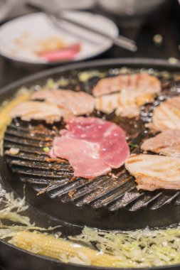 tava ızgara dilimlenmiş domuz eti