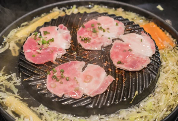 Varkensvlees gesneden grillen op pan — Stockfoto