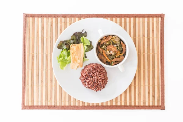 Estofado de verduras chinas y tofu con arroz con bayas —  Fotos de Stock