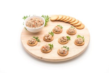 ton balıklı salata kraker ile