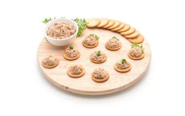 ton balıklı salata kraker ile