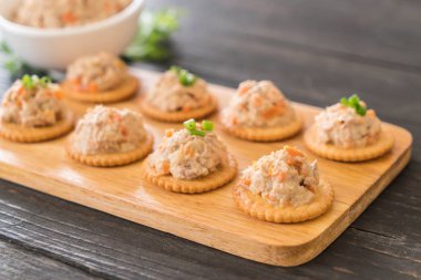 ton balıklı kraker ile yayıldı