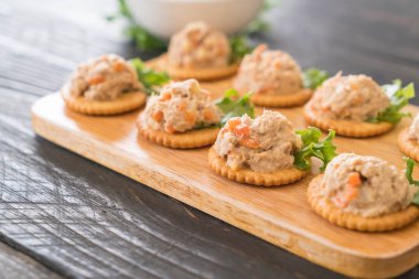 ton balıklı kraker ile yayıldı